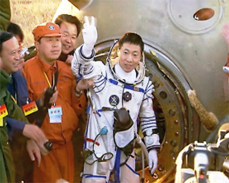 Космически герой: първият китаец в Космоса