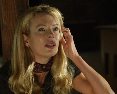 Носителката на Оскар Ким Бейсинджър изпълнява ролята на похитената жертва Джесика Мартин.