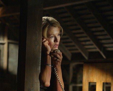 Носителката на Оскар Ким Бейсинджър изпълнява ролята на похитената жертва Джесика Мартин.