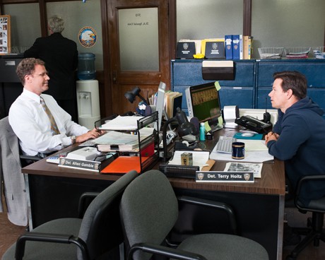 Бюро срещу бюро седят детективи Алън Гембъл (Уил Ферел)  и Тери Хойц (Мерк Уолбърг)