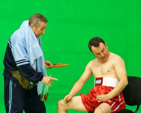 В спортните новини – пряко включване от финала на боксовия турнир „Манджата”, където Рачо Пулев продължава да смазва съперниците си с безкомпромисна техника и остра стратегическа мисъл. 