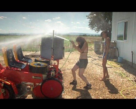как три жени запретват ръкави, за да измият трактор