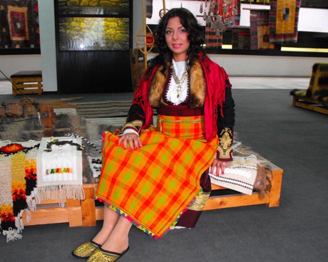 Водещата на „Глобусът” - Карина се премени в народна носия и се впусна в разследване на местните традиции и занаяти в Смолян