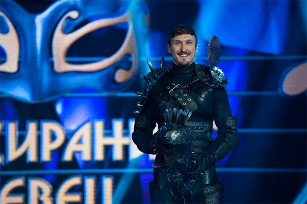 Димо Алексиев се оказа Рицарят в „Маскираният певец“