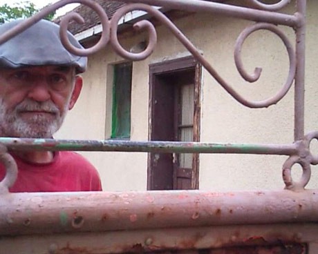 Бранко Младич, братовчедът на Ратко Младич, раговаря с нас през оградата на къщата, в която  беше заловен генералът. 