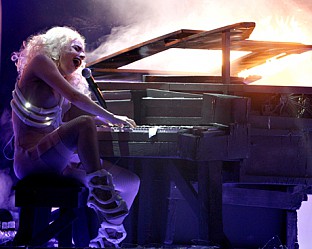 Незабравимо усещане за преплитане на два свята оставиха съвместните изпълнения на сър Елтън Джон и Лейди Гага. 