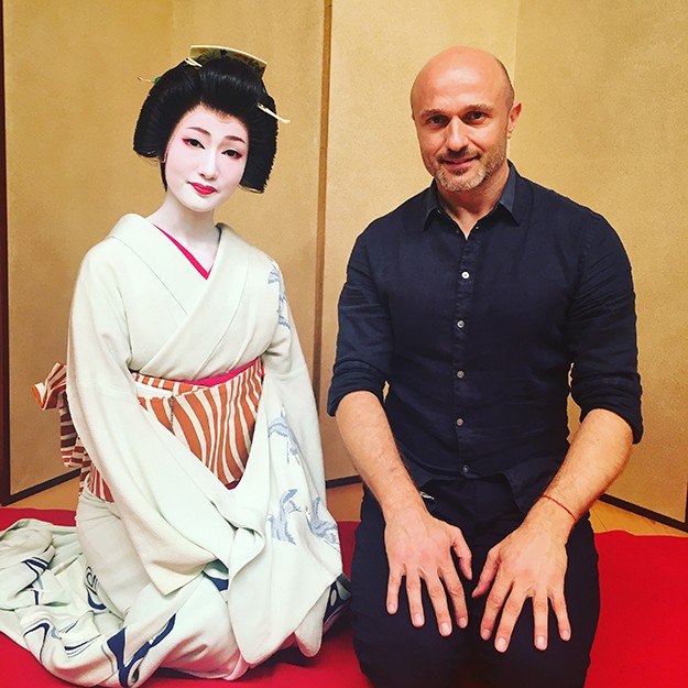 Георги Тошев влиза в строго охранявания свят на най-красивите японки