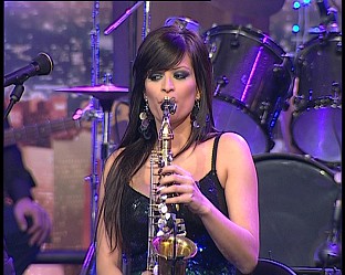 Преслава става част от бенда на Дани Милев, пее в дует с Азис