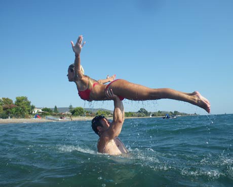 Димитър Рачков и  Мария Игнатова   тренират на плажа