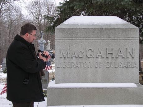 Пламен Петков до надгробната плоча на Дженюериъс Макгахан в Ню Лексингтън