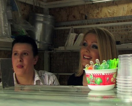 Венета Райкова влезе в ролята на продавачка на сладолед под вещото ръководство на Даниела. 